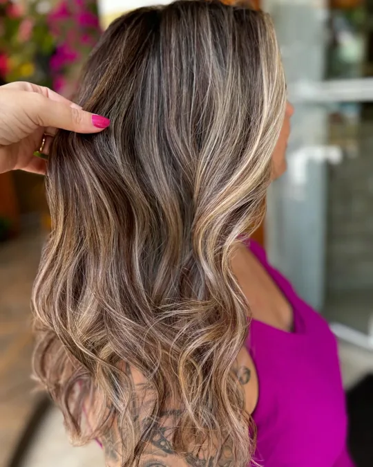 Mechas com nuances iluminadas e ondas