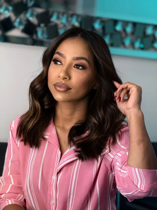 Cabelo castanho com mechas iluminadas e ondas